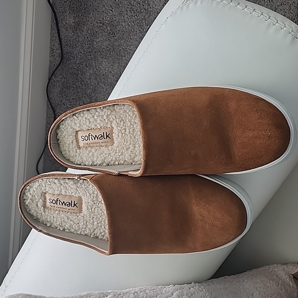 Softwalk tan suede slides
